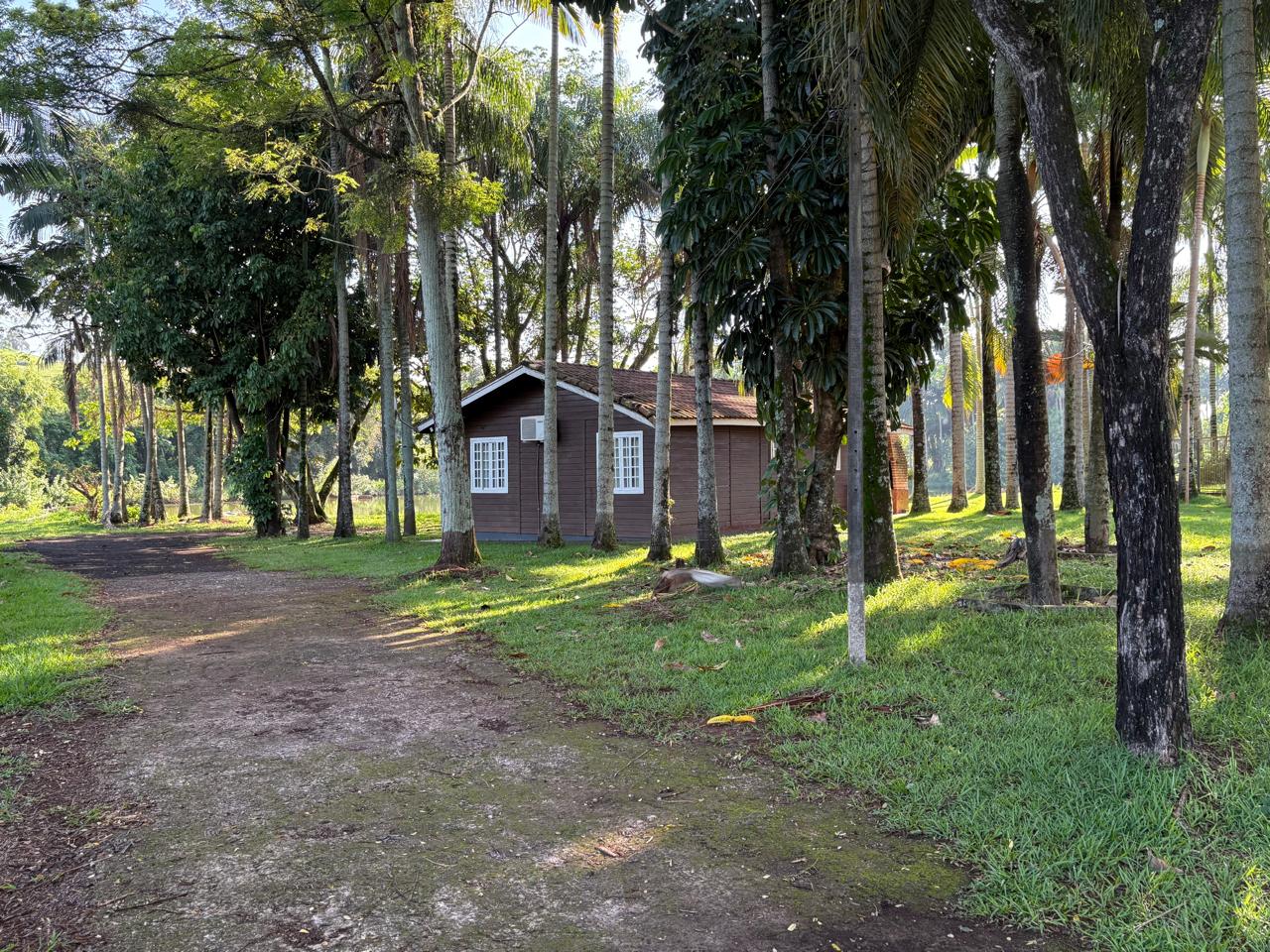 Seu Refúgio - Mais do que dormir, um convite para acordar cercado pela paz e tomar um café lento de manhã. no Pesqueiro Toca do Jacaré