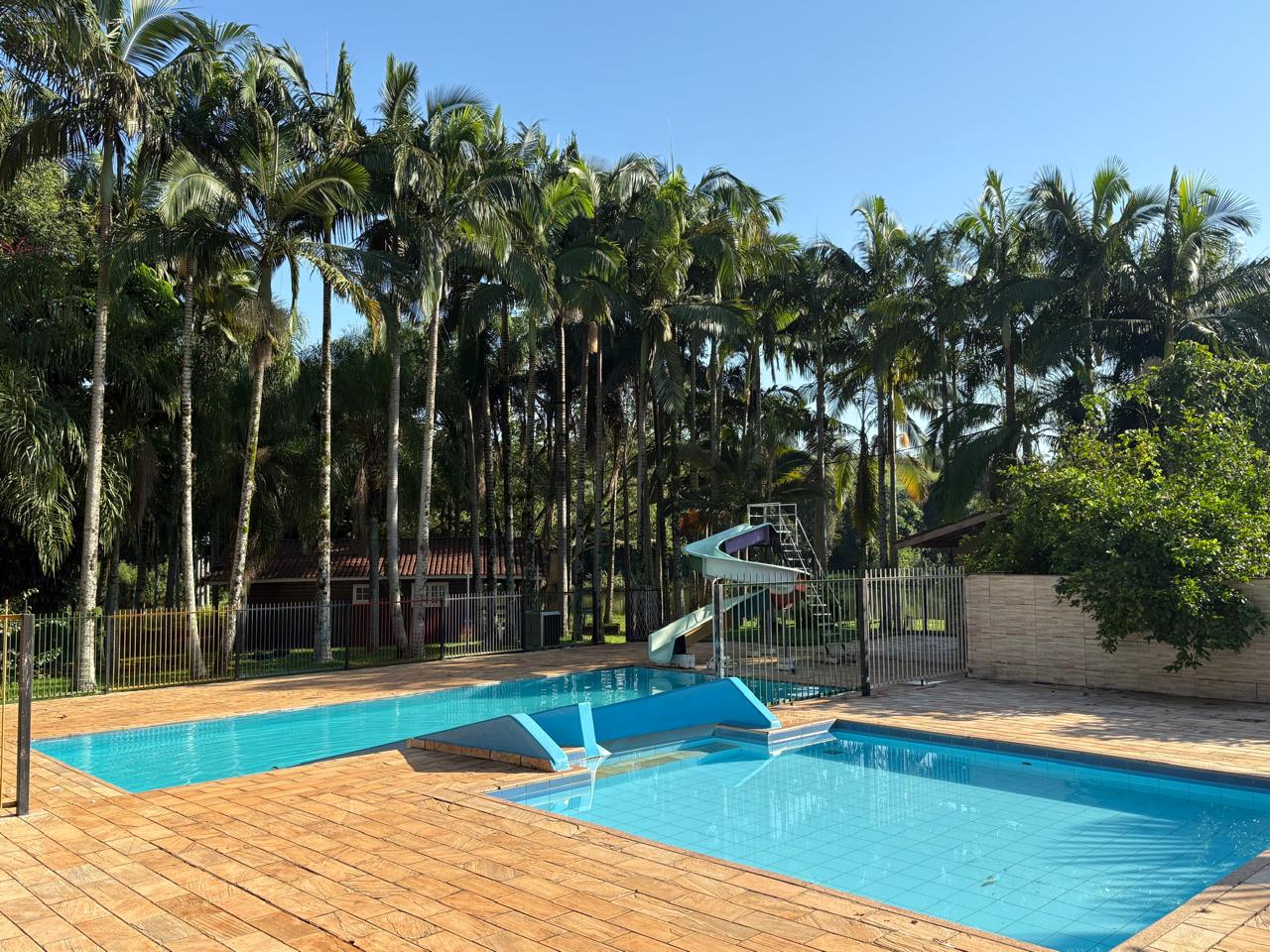 Seu Refúgio - Mais do que dormir, um convite para acordar cercado pela paz e tomar um café lento de manhã. no Pesqueiro Toca do Jacaré